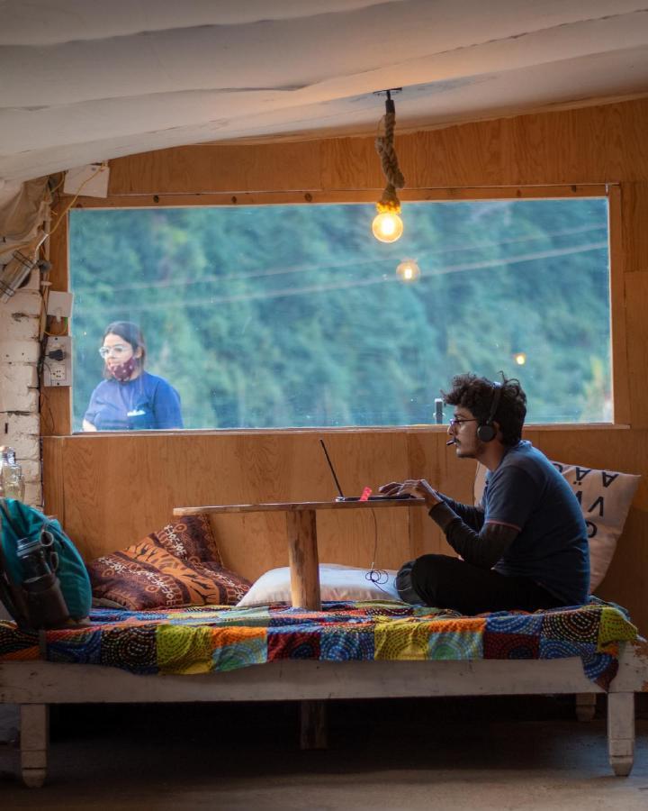 Young Monk Hostel & Cafe Old Manali Exteriör bild